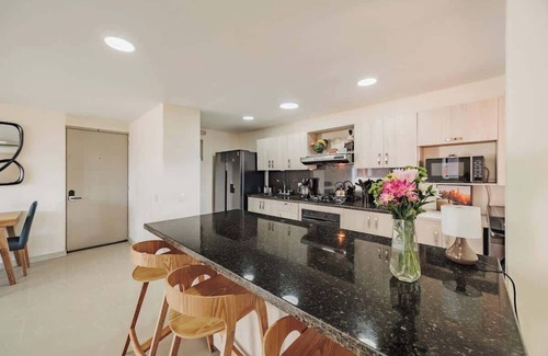 Lalinde Wohnung | EP| Modern Apt W/AC, Workspace, Pool, Balcony