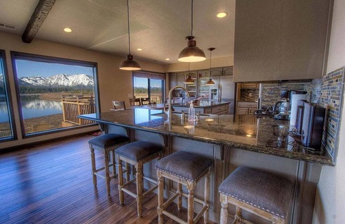 Tahoe Keys Haus | Mtn / Meadow Views! Luxus, w / Chef's Kitchen, Whirlpool, Grill, Kamin (TKH1418)