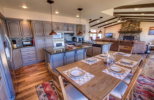 Tahoe Keys Haus | Mtn / Meadow Views! Luxus, w / Chef's Kitchen, Whirlpool, Grill, Kamin (TKH1418)