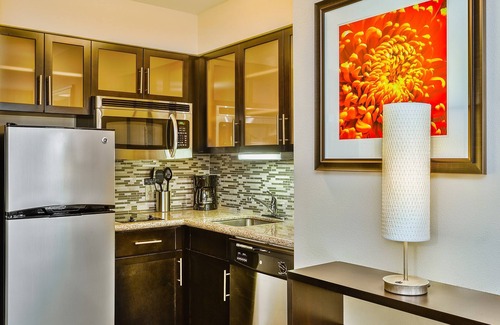 Bismarck Eigentumswohnung | Equipped King Suite Near Downtown | Free Daily Breakfast + Indoor Pool