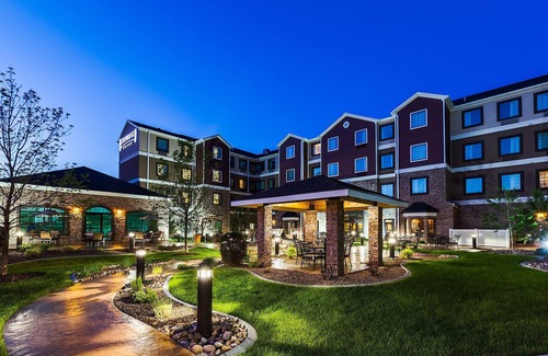 Bismarck Eigentumswohnung | Equipped King Suite Near Downtown | Free Daily Breakfast + Indoor Pool