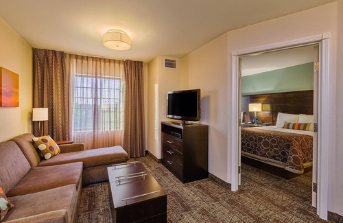Bismarck Eigentumswohnung | Equipped King Suite Near Downtown | Free Daily Breakfast + Indoor Pool
