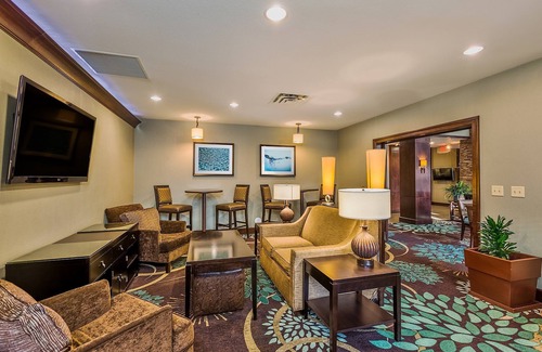Bismarck Eigentumswohnung | Equipped King Suite Near Downtown | Free Daily Breakfast + Indoor Pool