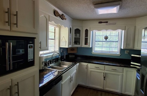 Lucedale Kabine | Escape City Life at this Exceptional Cabin Retreat with River Views.