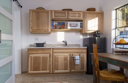 Northeast Santa Fe Hütte | Eingebettet in Bäumen, zu Fuß zum Plaza, neue private finnische Außensauna.