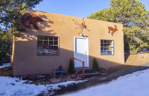 Northeast Santa Fe Hütte | Eingebettet in Bäumen, zu Fuß zum Plaza, neue private finnische Außensauna.