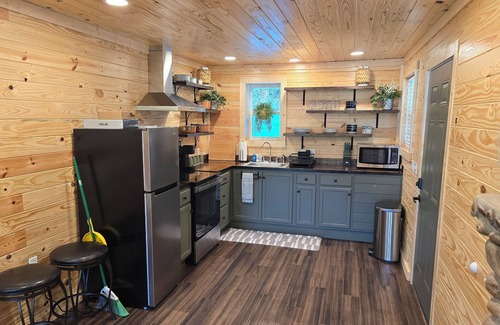 Dandridge Hütte | Escape reality at Douglas lake, HOT TUB, fire pit, Lake views. Couples Retreat.