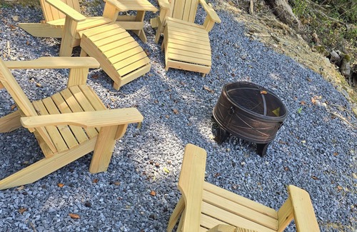 Dandridge Hütte | Escape reality at Douglas lake, HOT TUB, fire pit, Lake views. Couples Retreat.