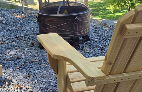 Dandridge Hütte | Escape reality at Douglas lake, HOT TUB, fire pit, Lake views. Couples Retreat.