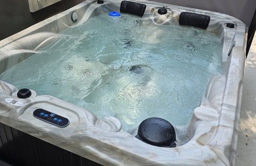 Dandridge Hütte | Escape reality at Douglas lake, HOT TUB, fire pit, Lake views. Couples Retreat.