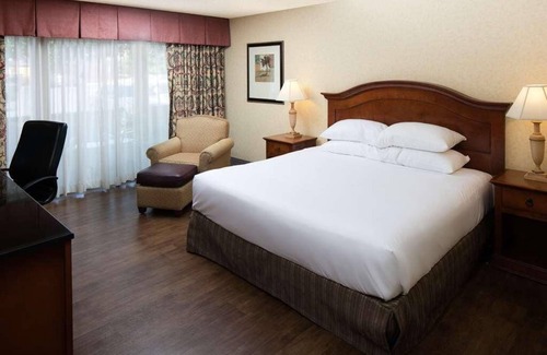 Redding Resort | Escape The Hustle and Bustle! Outdoor Pool, Close to Redding Convention Center