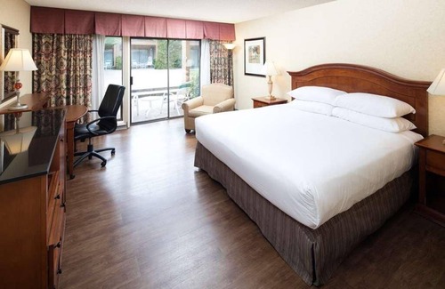 Redding Resort | Escape The Hustle and Bustle! Outdoor Pool, Close to Redding Convention Center