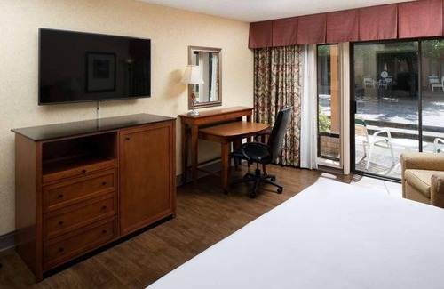 Redding Resort | Escape The Hustle and Bustle! Outdoor Pool, Close to Redding Convention Center