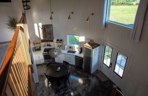 Mansfield Kabine | Escape to Iron Ridge Silo: A Cozy, Luxurious Grain Bin Retreat