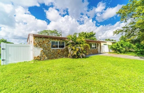 West Hollywood Haus | Escape to Private Poolside Bliss