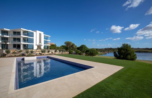 Vila Nova De Cacela Wohnung | Escape to luxury in the Monte Rei 3-Bedroom Penthouse Apartment with a communal heated pool and stunning views