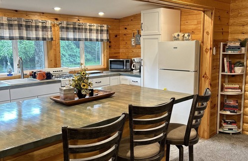 Winamac Kabine | Escape to The Riverside Hideaway - A Cozy Cabin With River Views!