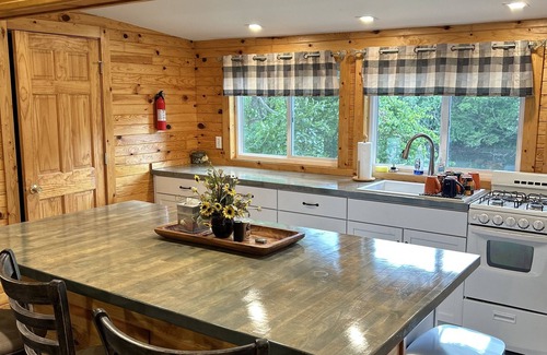 Winamac Kabine | Escape to The Riverside Hideaway - A Cozy Cabin With River Views!