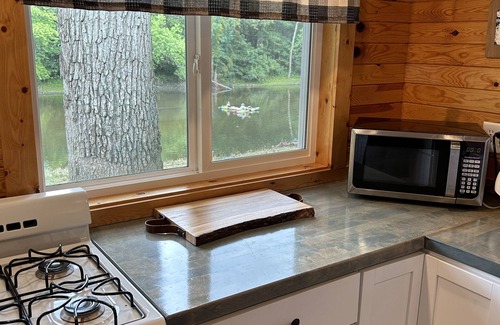Winamac Kabine | Escape to The Riverside Hideaway - A Cozy Cabin With River Views!