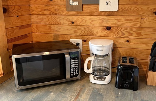 Winamac Kabine | Escape to The Riverside Hideaway - A Cozy Cabin With River Views!