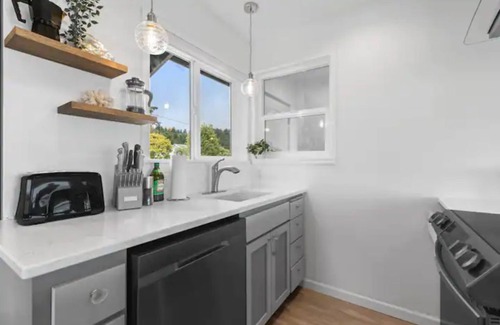 Smith River Haus | Escape to "The VUE" A Waterfront Gem with Hot Tub