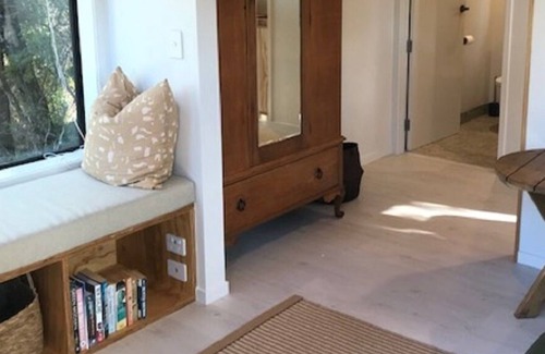 Opua Kabine | Escape to this romantic cabin in amongst the trees.