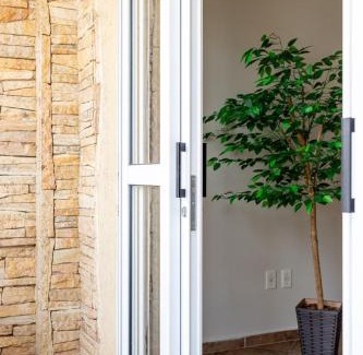 Regiao Urbana Homogenea X Wohnung | Espaçoso com 2 Quartos, bem tranquilo c/varanda!