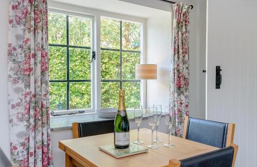 East Woodyates Haus | Eton Cottage