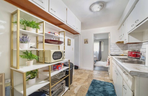 Euclid Haus | Euclid Eclipse! 3 bedroom 1 bath w/king bed, up to 7 guests