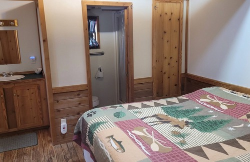 Thompsonville Kabine | Evergreen Cottage near Crystal Mtn