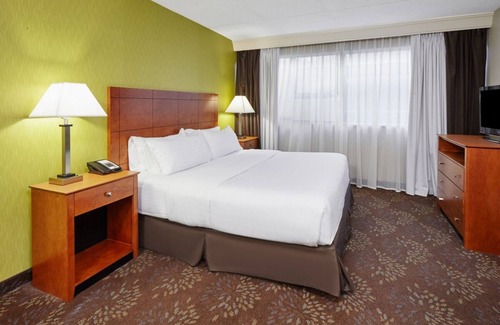 Matteson Haus | Everthing Illinois has to offer at Your Arms Reach! Onsite Dining, Free Parking