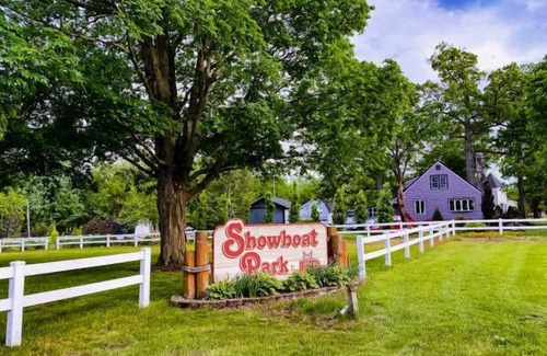 Chesaning Haus | Everything You Need For The Perfect Vacation! Free Parking! Pets Are Welcome!