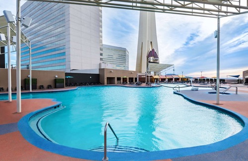 Gateway District Hotel | Exciting Vegas Adventure! Modern Unit, Swimming Pool, Onsite Casino!