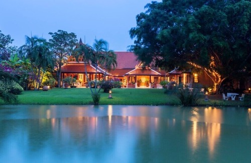 Rawai Villa | 6-8BR Außergewöhnliche Familienvilla im Tempelstil im großen tropischen Park mit Teich