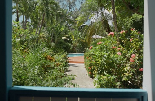 West Bay Hütte | Exclusive Cottage Steps from 7-Mile Beach