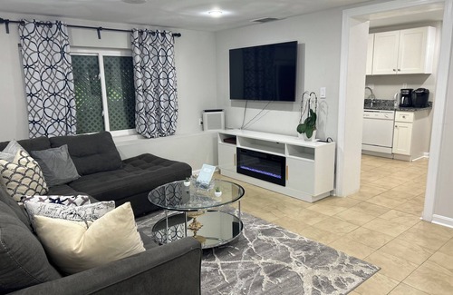 McLean Haus | Exclusive Escape- 1 mile to metro w/ FULL kitchen!