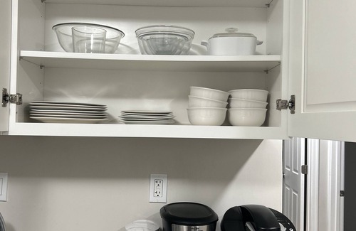 McLean Haus | Exclusive Escape- 1 mile to metro w/ FULL kitchen!