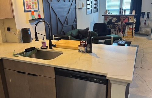 Westside Eigentumswohnung | Executive Bi-Level Loft , Private Entry , West Midtown , 20 mins from Airport