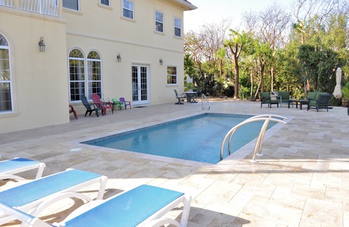 Northwest Point Haus | Executive Home 5 Autominuten vom weltberühmten Seven Mile Beach mit Swimmingpool entfernt