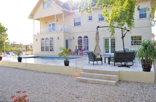 Northwest Point Haus | Executive Home 5 Autominuten vom weltberühmten Seven Mile Beach mit Swimmingpool entfernt