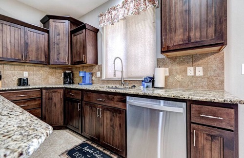 Tri-Cities Haus | Executive Home, Private Yard & Garage 5/3 - #3005