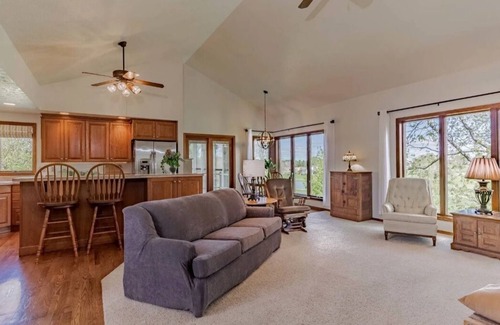 Graymont Haus | Executive Level Home El Paso Golf Course Close to the Twin Cities