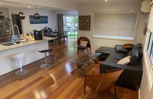 Indooroopilly Haus | Executive spacious big house near shops/buses/train