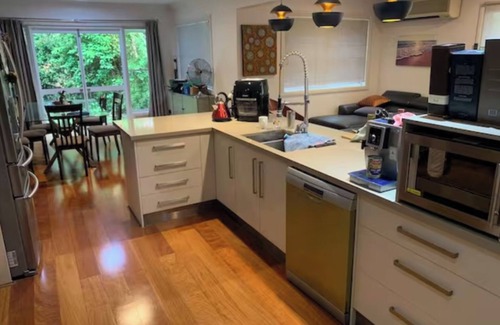 Indooroopilly Haus | Executive spacious big house near shops/buses/train