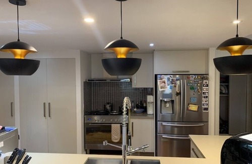 Indooroopilly Haus | Executive spacious big house near shops/buses/train