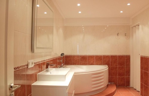 Golzheim Wohnung | Exklusive Wohnung 104 m2 direkt am Rhein 1 km von der Messe