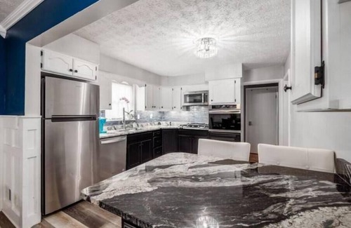 Columbus Haus | Expansive Private Oasis- 7 Large Bedrooms-3800+ Sq ft & 10 MINS FROM DOWNTOWN!