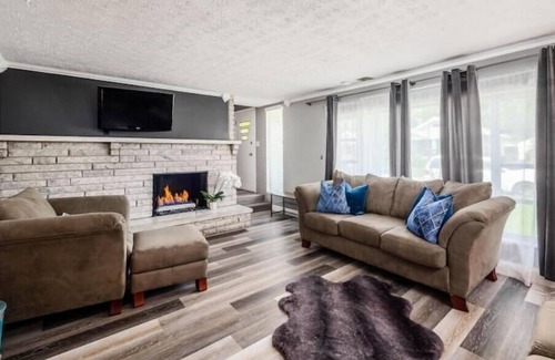 Columbus Haus | Expansive Private Oasis- 7 Large Bedrooms-3800+ Sq ft & 10 MINS FROM DOWNTOWN!
