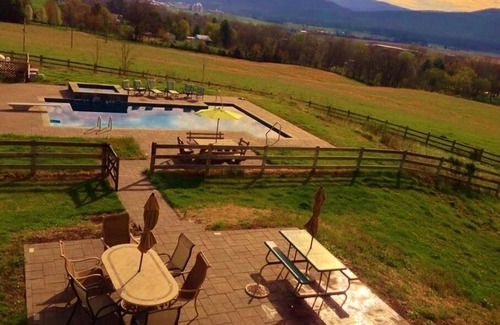 Elkton Haus | Weite Aussicht auf die Blue Ridge Mountains, das Tal und den Shenandoah River