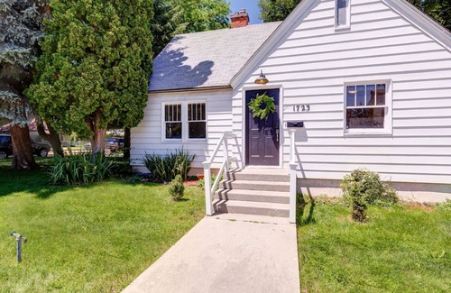 Caldwell Haus | Experience Caldwell Charm/Visit the Wineries at this Historic 4 bdrm House+ WiFi